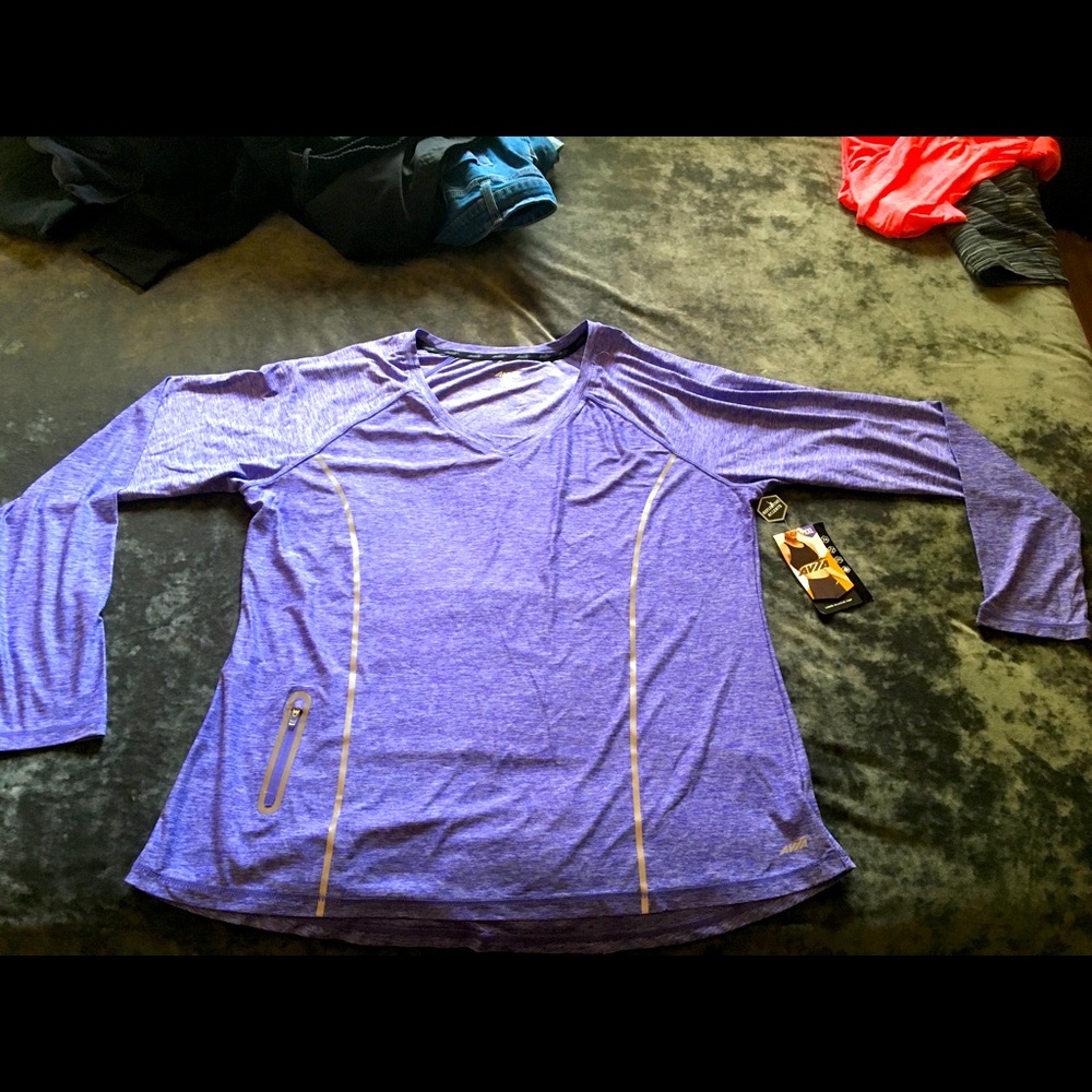 Reflective active wear top with pockets